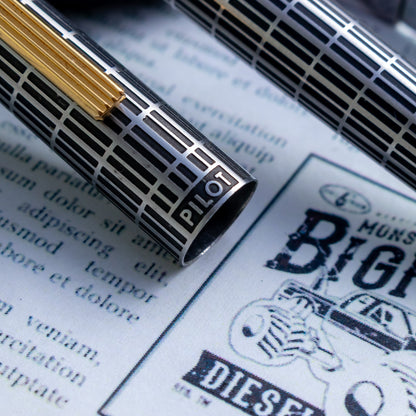 Rare 1970s Pilot Deluxe Chekered Metal Nib Fountain Pen